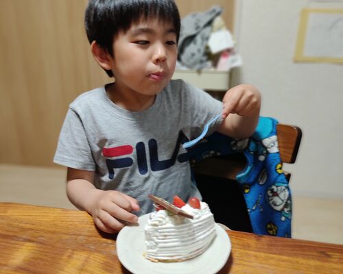 ケーキを食べる