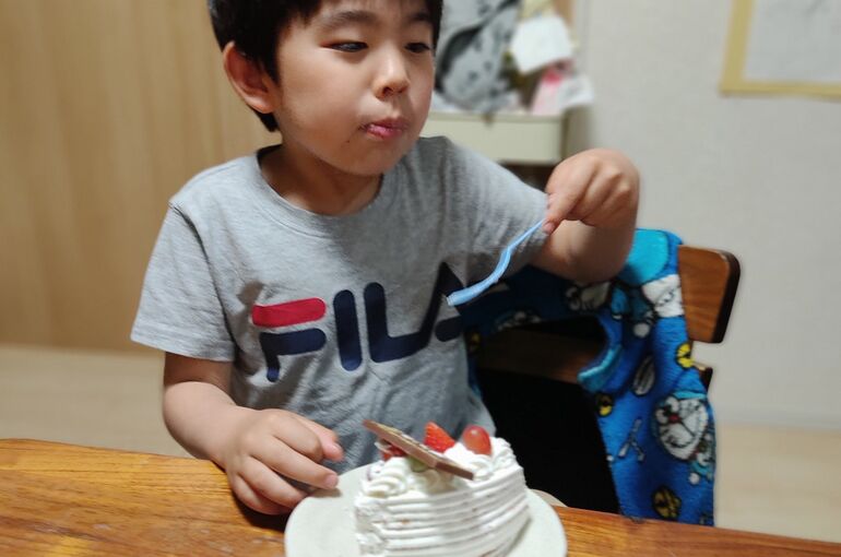 ケーキを食べる
