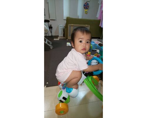 登る11ヶ月児