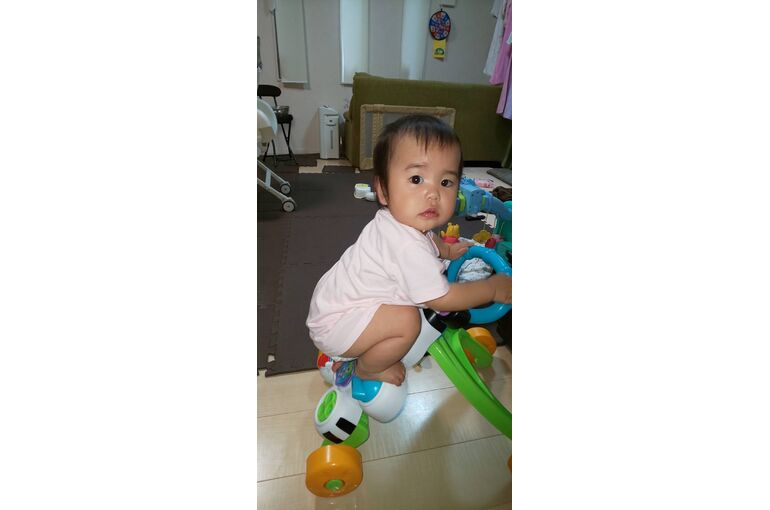登る11ヶ月児
