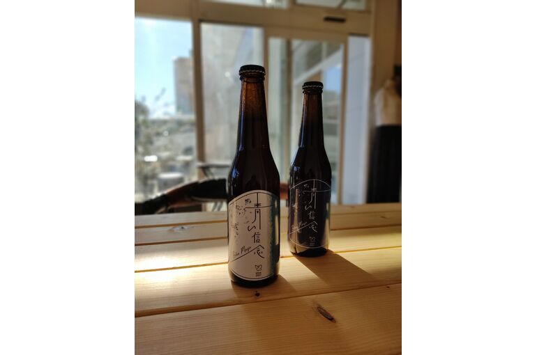 青いビールと