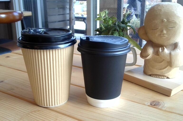 テクアウト用ドリンク　大小
