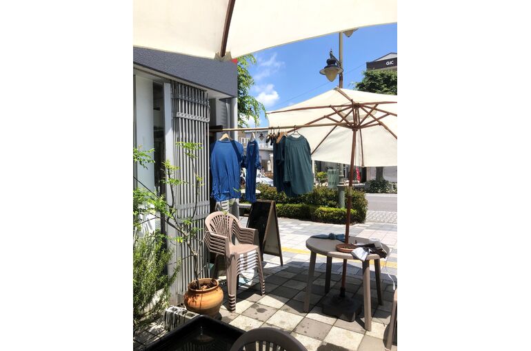 夏の日のサンサンサロン店先